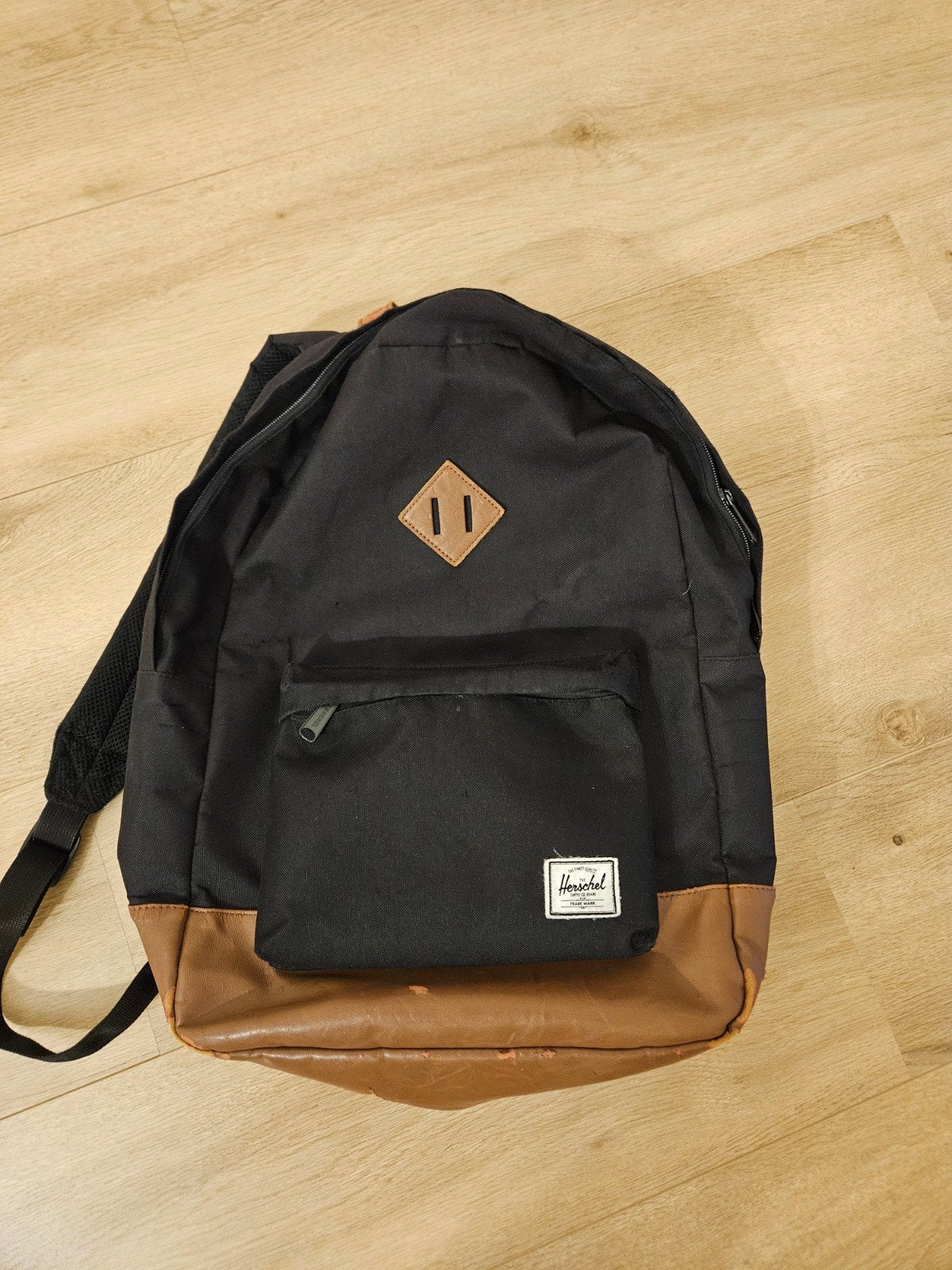Herschel rugzak zwart met bruine accenten, Sieraden, Tassen en Uiterlijk, Tassen | Rugtassen, Gebruikt, 25 tot 40 cm, Ophalen