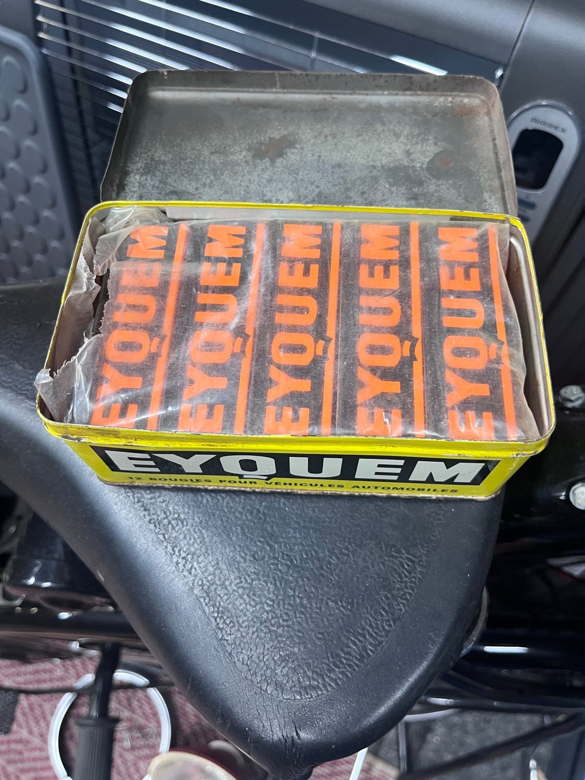 Blikje met 10 EYQUEM bougies 705 L - Nieuw in verpakking, Ophalen of Verzenden, Nieuw, Overige merken