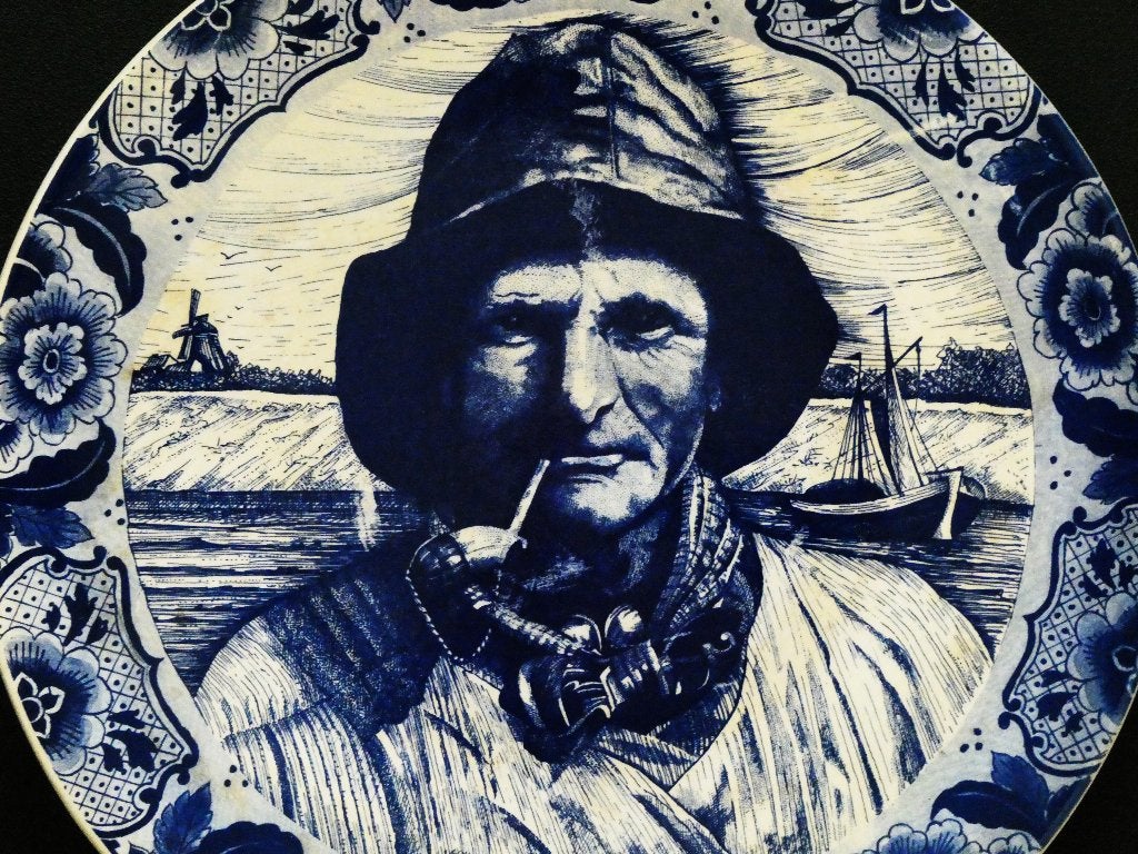 Groot Delfts Blauw wandbord visser met tabakspijp Chemkefa, Antiek en Kunst, Antiek | Wandborden en Tegels, Ophalen of Verzenden