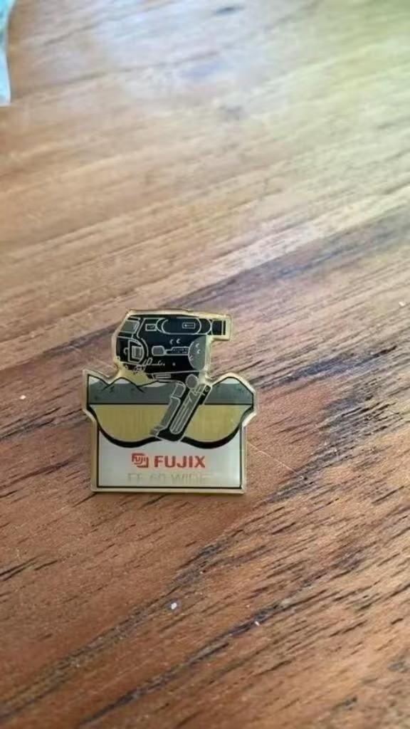 Pin Fuijx ( vintage )FF60 wide, Ophalen of Verzenden, Zo goed als nieuw, Merk, Speldje of Pin