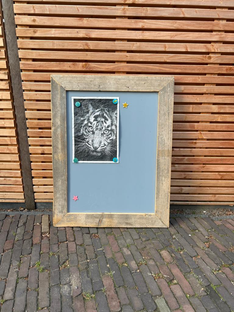 Groot magneetbord met houten lijst (Atelier Kamer 26), Huis en Inrichting, Woonaccessoires | Lijsten, Ophalen of Verzenden, Gebruikt