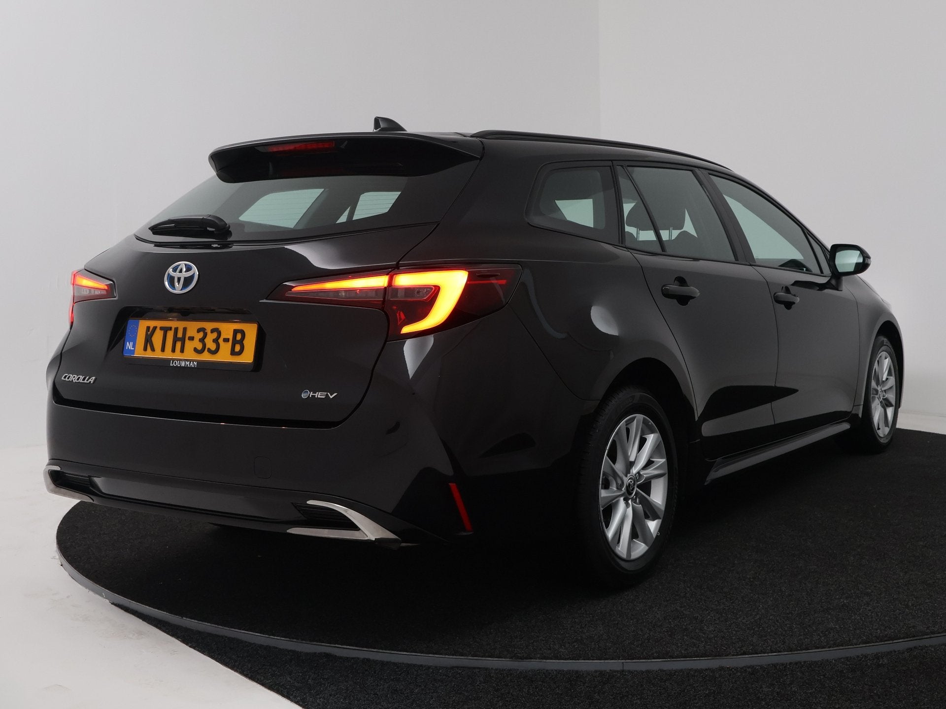 Toyota Corolla Touring Sports Hybrid 140 Active | Apple CarP, Auto's, 12 maanden, 4 cilinders, Corolla, Zwart