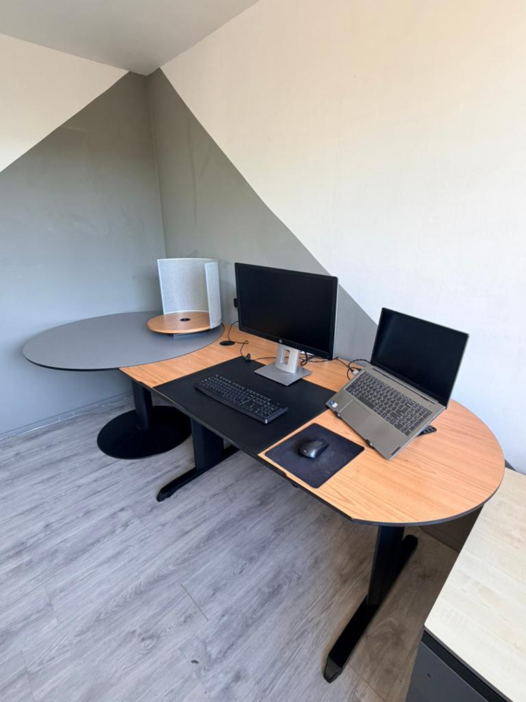 Stevig kantoorbureau (in hoogte verstelbaar), Huis en Inrichting, Bureaus, Ophalen, Zo goed als nieuw, Metaal, Overige typen
