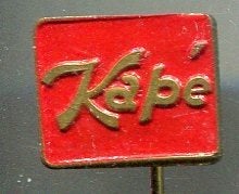 KAPÉ rood op koper warenhuis speldje ( U_152), Verzenden, Zo goed als nieuw, Merk, Speldje of Pin