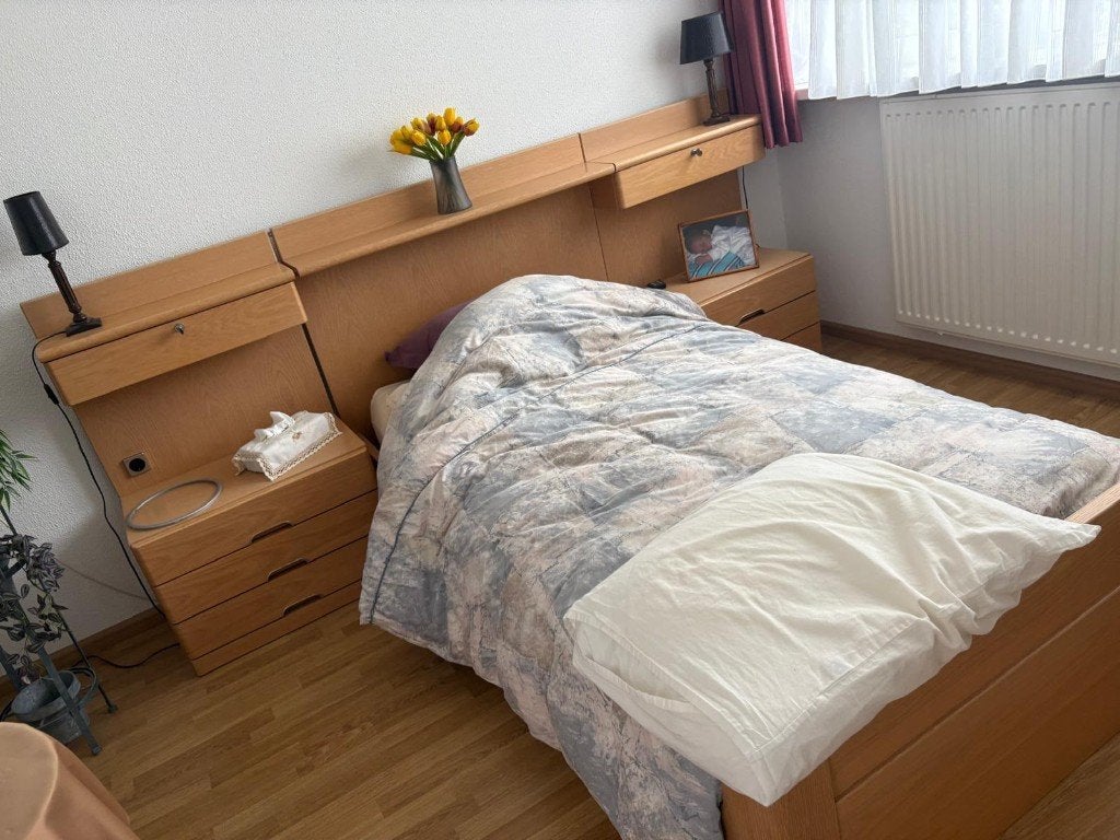 Slaapkamer eenpersoonsbed met ombouw, Ophalen, Verstelbaar, 90 cm, Zo goed als nieuw