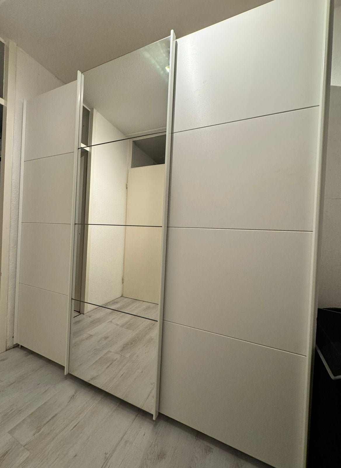 Moderne witte kledingkast met spiegeldeur!, Huis en Inrichting, Kasten | Kledingkasten, Overige materialen, 200 cm of meer, Zo goed als nieuw