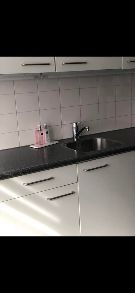 Moderne witte keller keuken met donker aanrechtblad, Huis en Inrichting, Gebruikt, Wit, Enkelwandige keuken, Ophalen of Verzenden