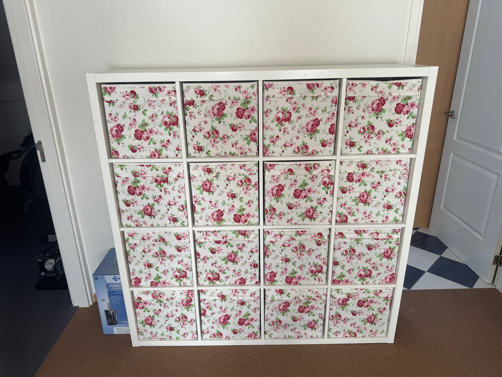 Witte Opbergkast met 16 Vakken en Bloemenmandjes, Ophalen of Verzenden, Gebruikt