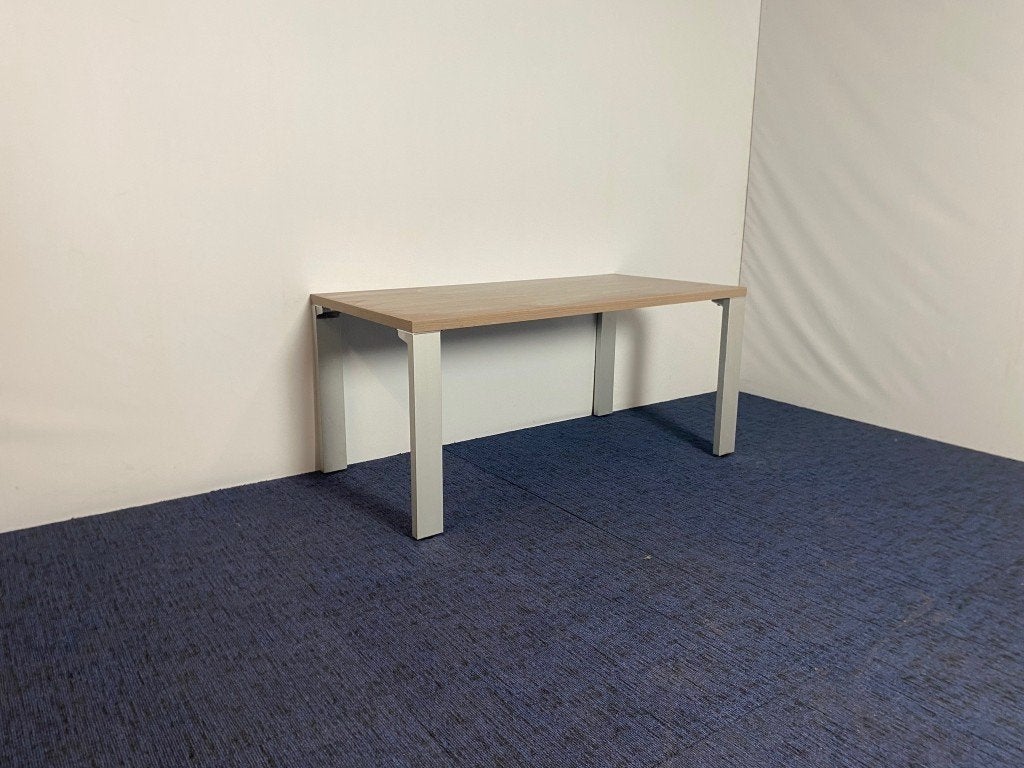 3 x Vergadertafel Unifor, bruin eiken blad, 160 x 80 cm.