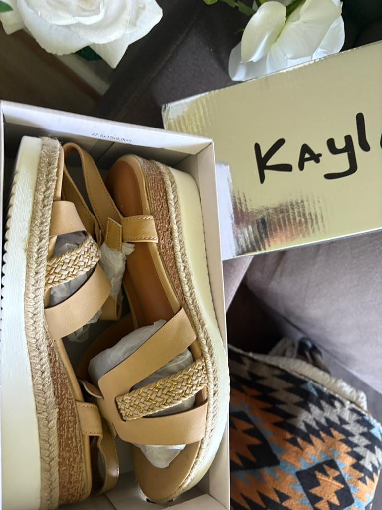 Nieuwe Kayla sandalen met sleehak - Maat 39, Kleding | Dames, Schoenen, Ophalen, Nieuw, Beige, Sandalen of Muiltjes
