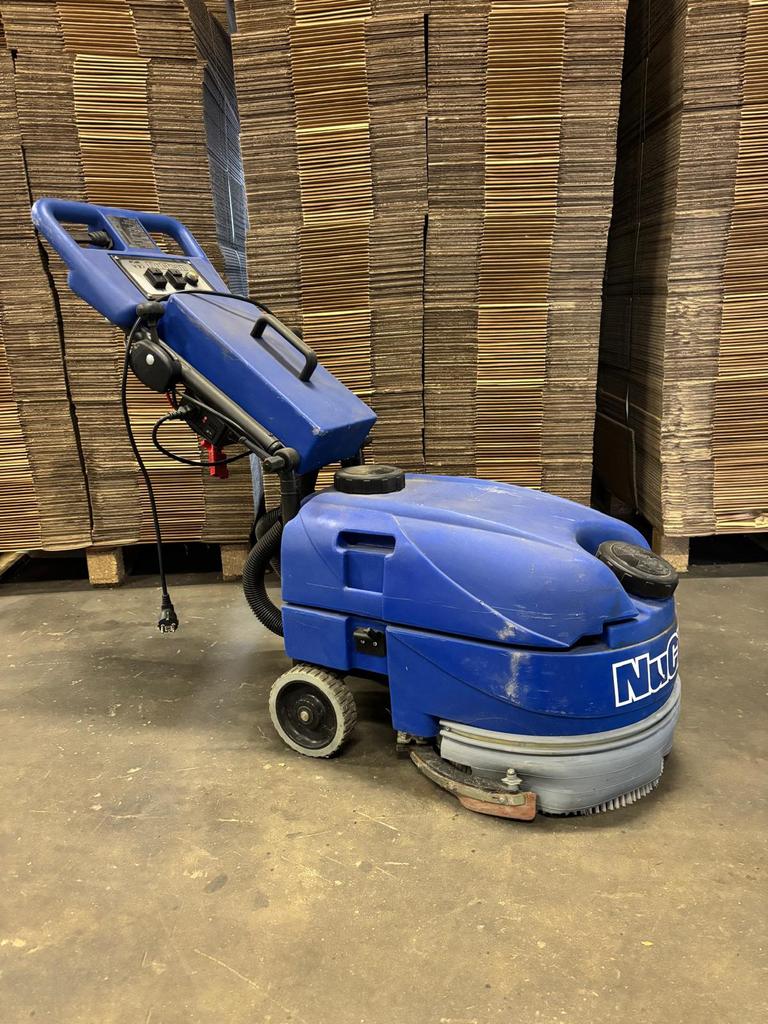 Numatic schrob machine Model BTT1335, Doe-het-zelf en Verbouw, Reinigingsmachines, Ophalen, Gebruikt