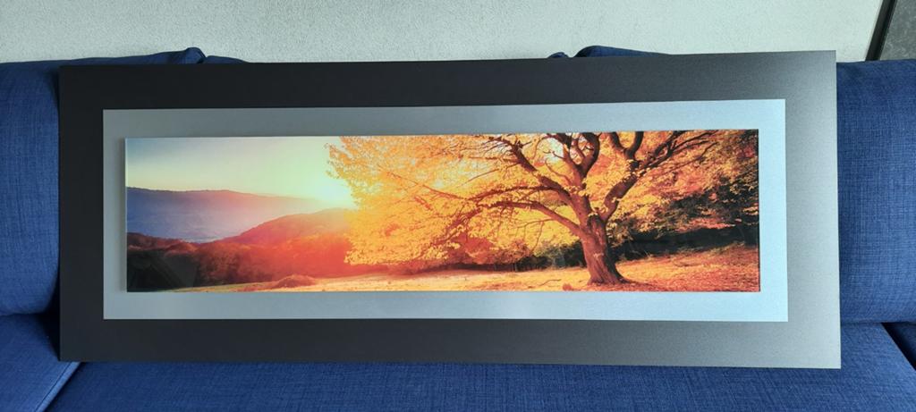 Foto achter (glas) op kunststof achtergrond., Ophalen