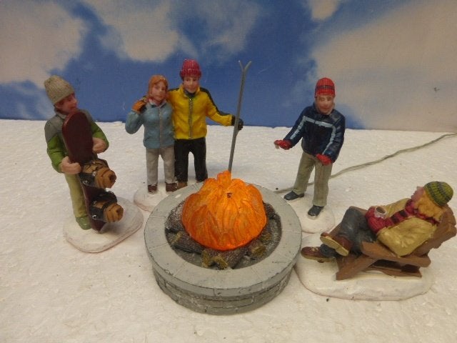lemax fire pit kerstdorp poppetjes kampvuur figurines kerst, Diversen, Kerst, Ophalen of Verzenden, Zo goed als nieuw