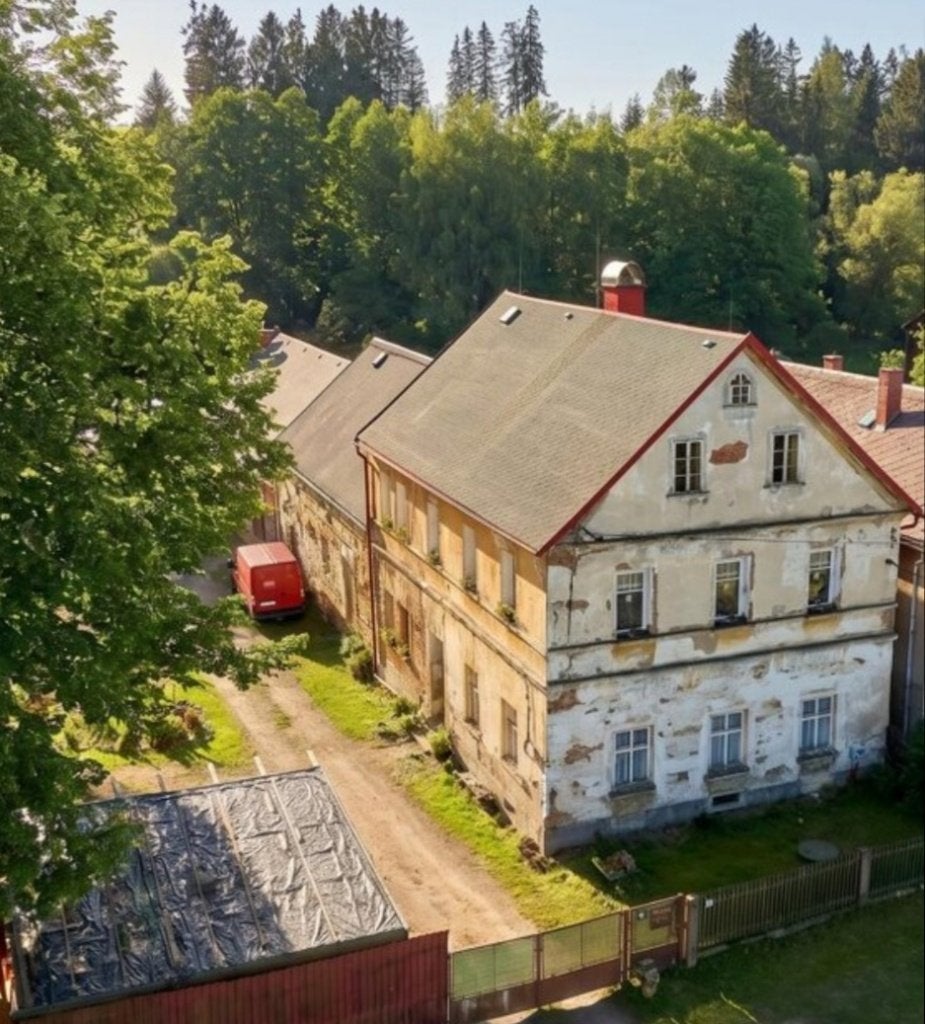 Groot huis met mooi stuk land in natuurgebied in Tsjechië, Huizen en Kamers, Buitenland, 200 m², 12 kamers, Landelijk, Overig Europa