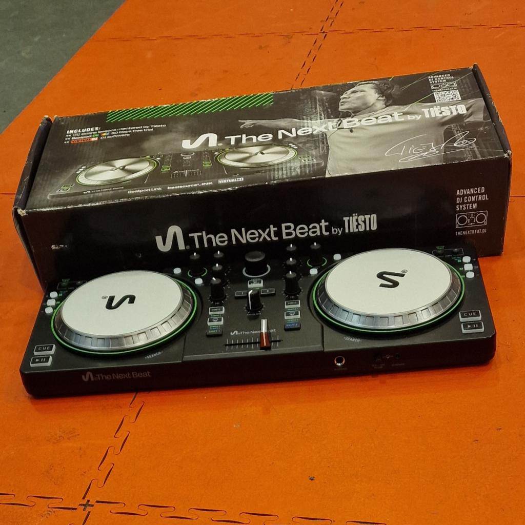 The Next Beat by Tiesto in doos, Muziek en Instrumenten, Dj-sets en Draaitafels, Numark, Zo goed als nieuw, Support@numark.com