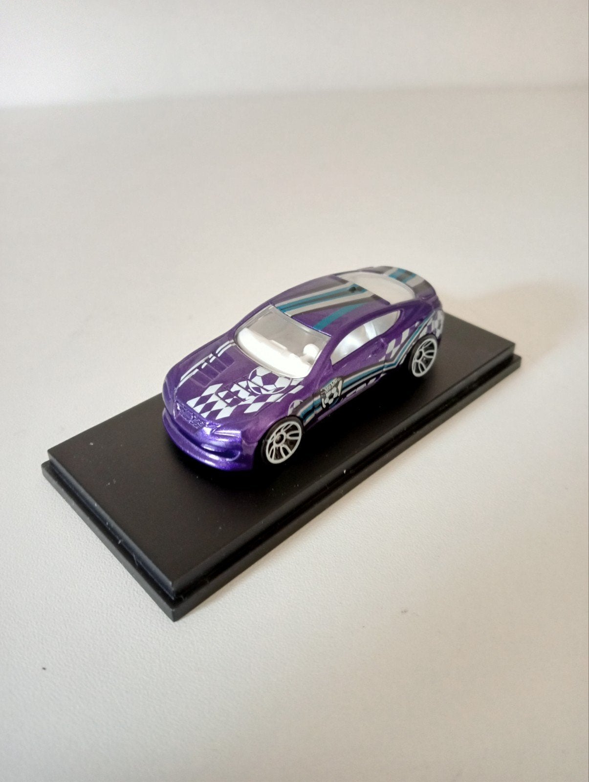 Hot Wheels Paarse Raceauto op Display Hyundai Genesis Coupe, Ophalen of Verzenden, Nieuw, Auto, Overige merken