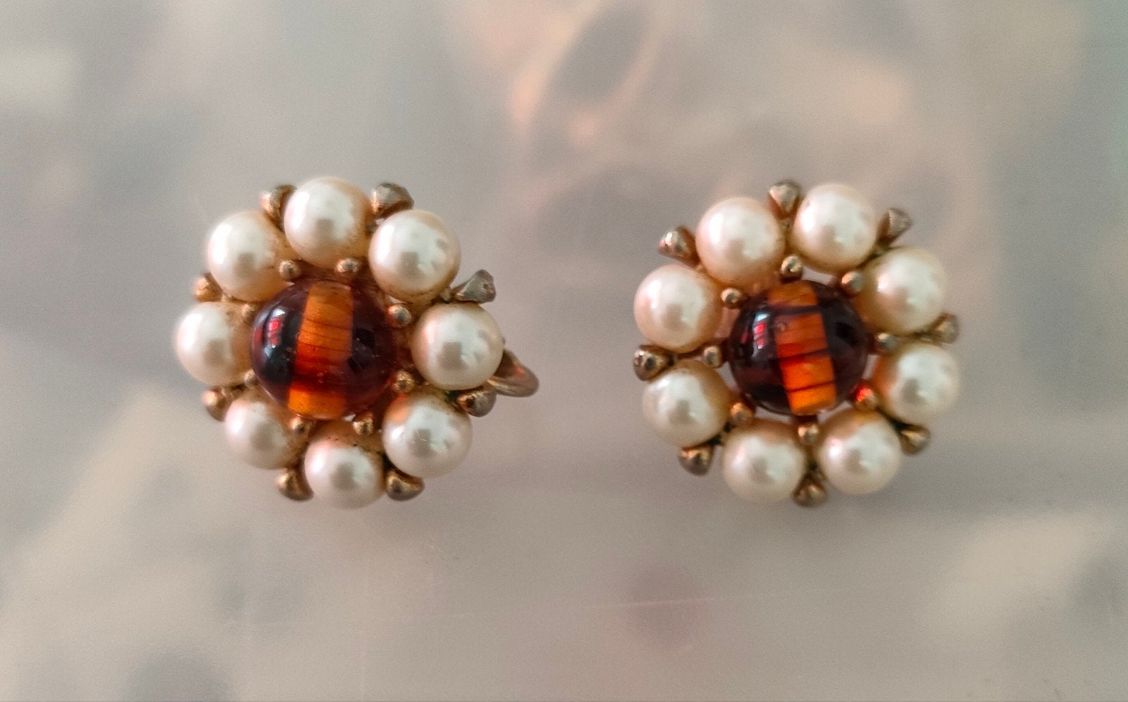 Vintage jaren '70 cluster clips parels & kaneel glas kraal., Ophalen of Verzenden, Overige materialen