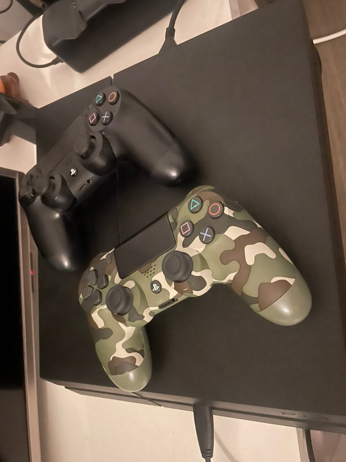 PS4 met 500gb opslag en 2 controllers, Spelcomputers en Games, Ophalen, Gebruikt, Met 2 controllers, 1 TB