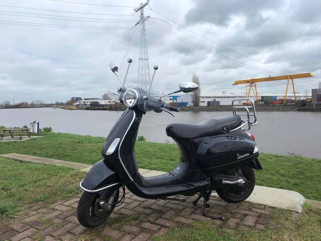 Vespa lx 50 (MOET NU WEG), Fietsen en Brommers, Scooters | Vespa, Gebruikt, Vespa LX, Maximaal 25 km/u, Benzine, Ophalen