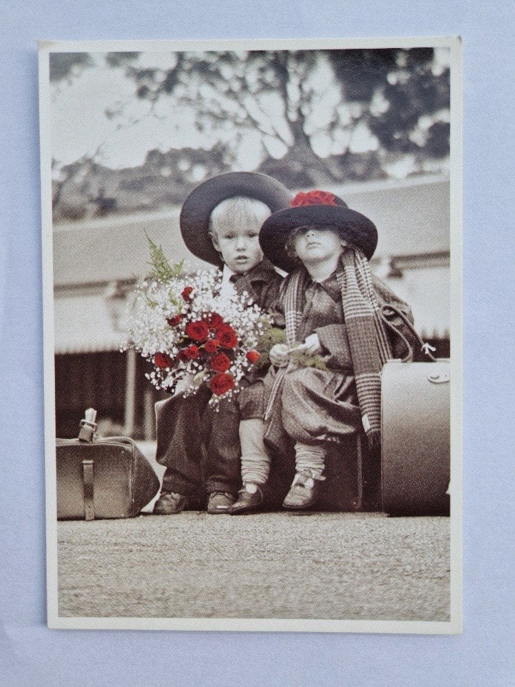 Meisje Jongetje zittend met bos bloemen, Verzamelen, Ansichtkaarten | Themakaarten, Ophalen of Verzenden, 1980 tot heden, Ongelopen