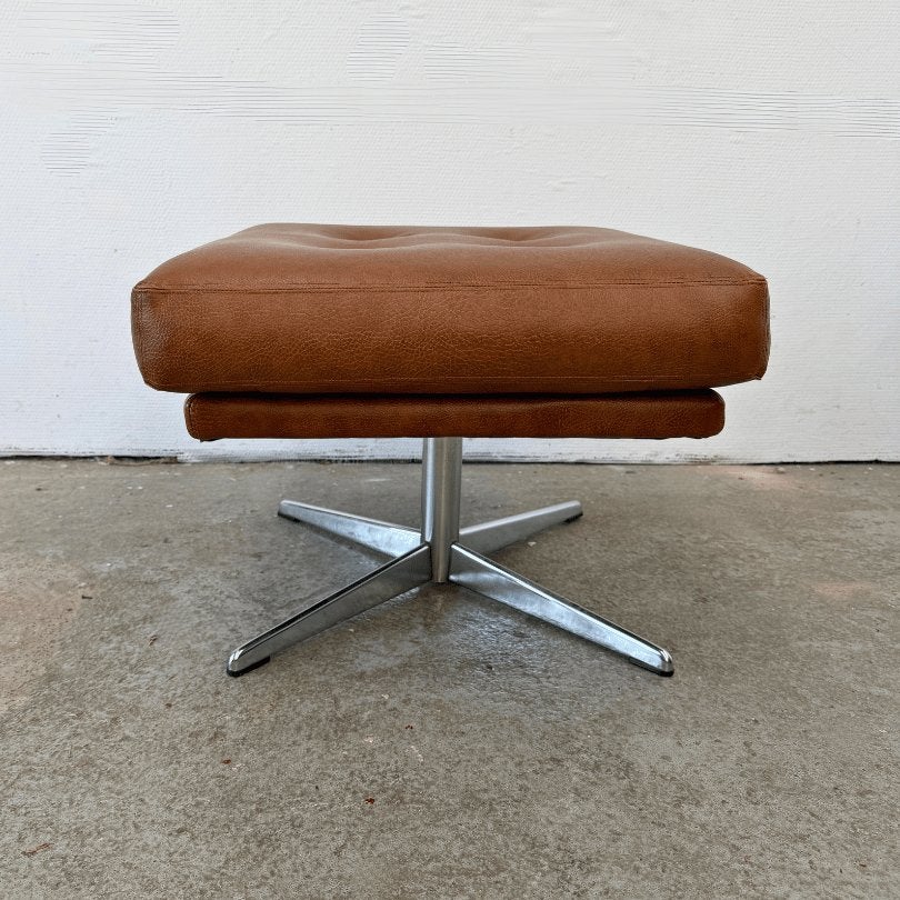 vintage voetenbank / hocker bruin (nep)leer en chromen voet, Ophalen, Gebruikt, Kunststof, Vintage, midcentury