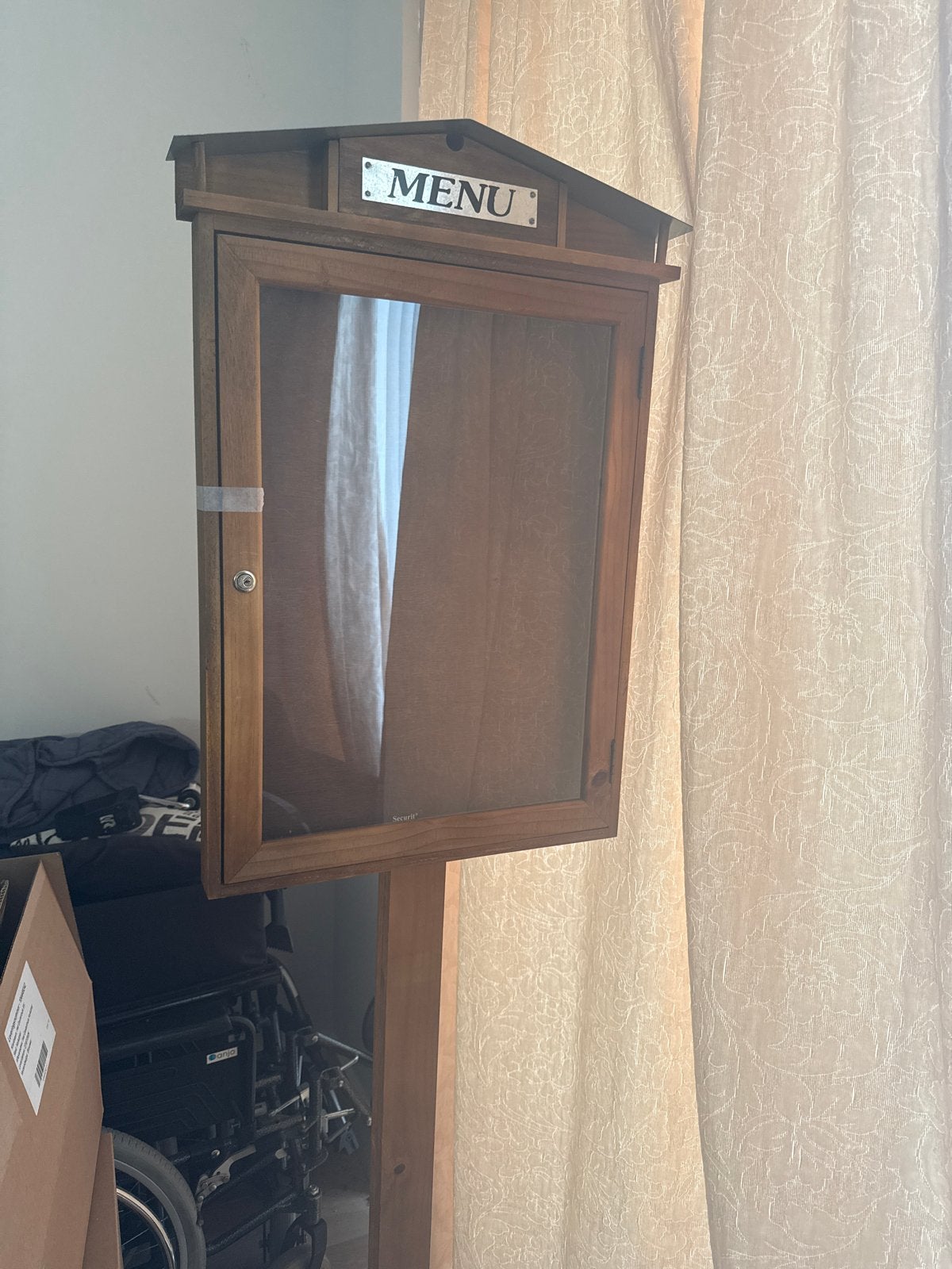 Houten menubord met standaard, Ophalen