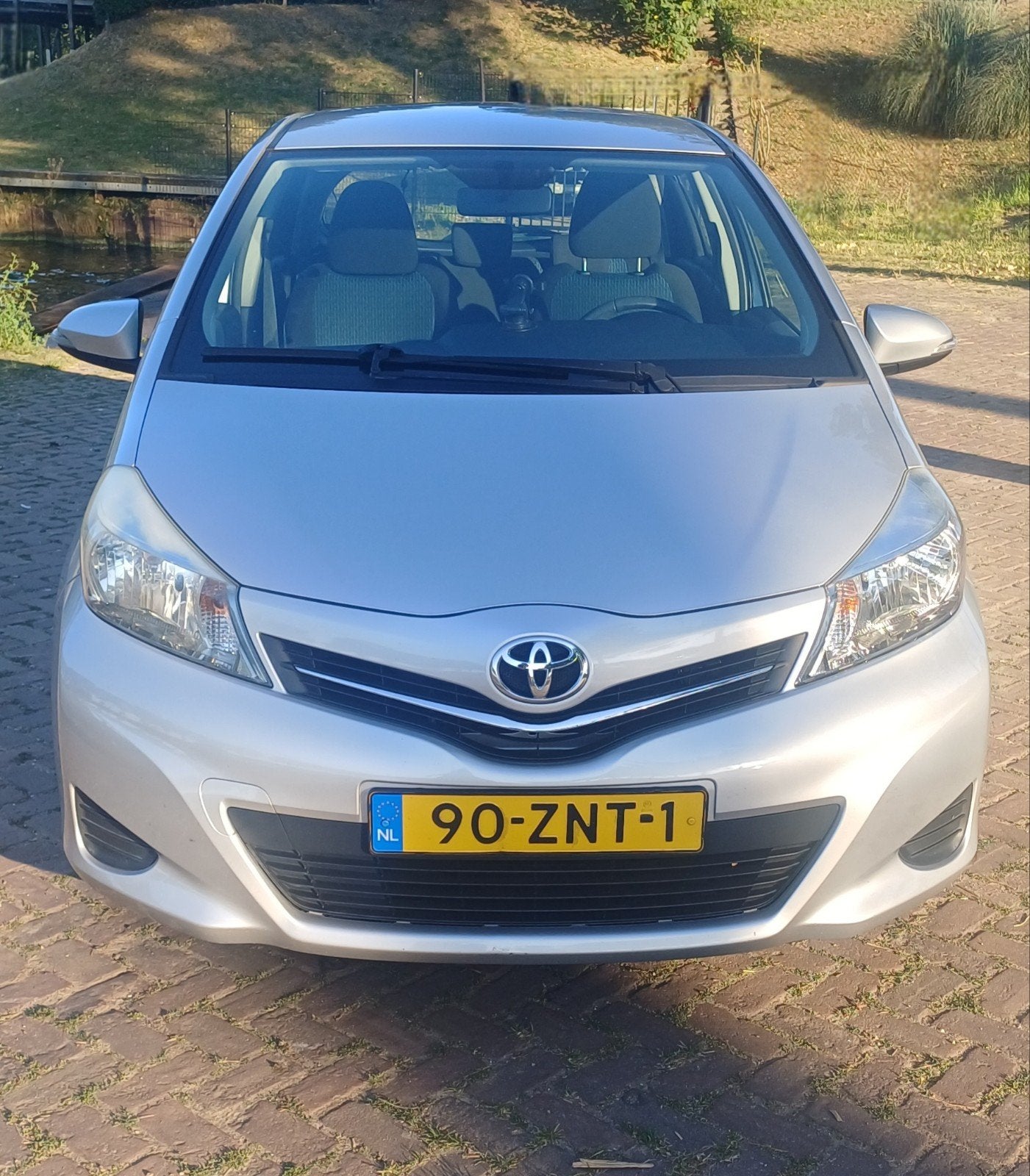Toyota Yaris 1.0 12V Vvt-i 5DR 2013 Grijs, Auto's, 40 €/maand, 750 kg, Origineel Nederlands, Handgeschakeld