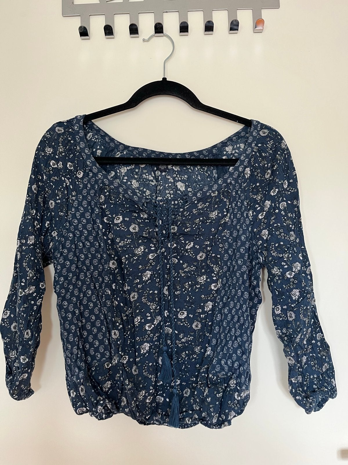 Blauw topje met strikdetail - American Eagle Outfitters, Blauw, Ophalen of Verzenden, Zo goed als nieuw, Lange mouw