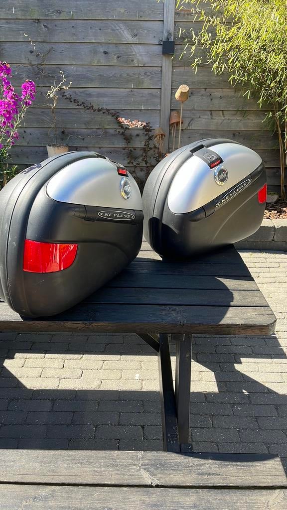 GIVI keyless zijkoffers. Incl bevestigings beugels, Ophalen, Zo goed als nieuw