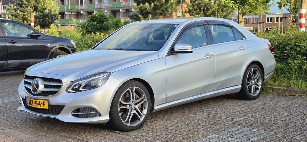 Mercedes-Benz E400 Hybride 2014 Grijs Full Optie, Auto's, Mercedes-Benz, Automaat, Achterwielaandrijving, Zwart, Parkeerassistent