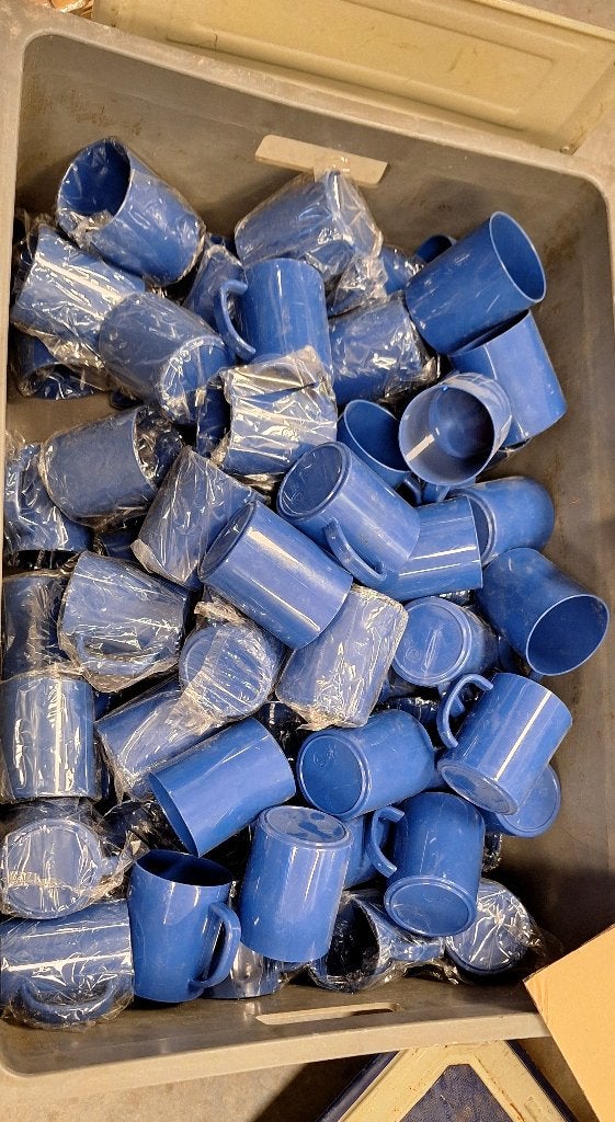 Grote krat blauwe plastic bekers (herbruikbaar)(85 stuks), Kunststof, Zo goed als nieuw, Overige stijlen, Mok
