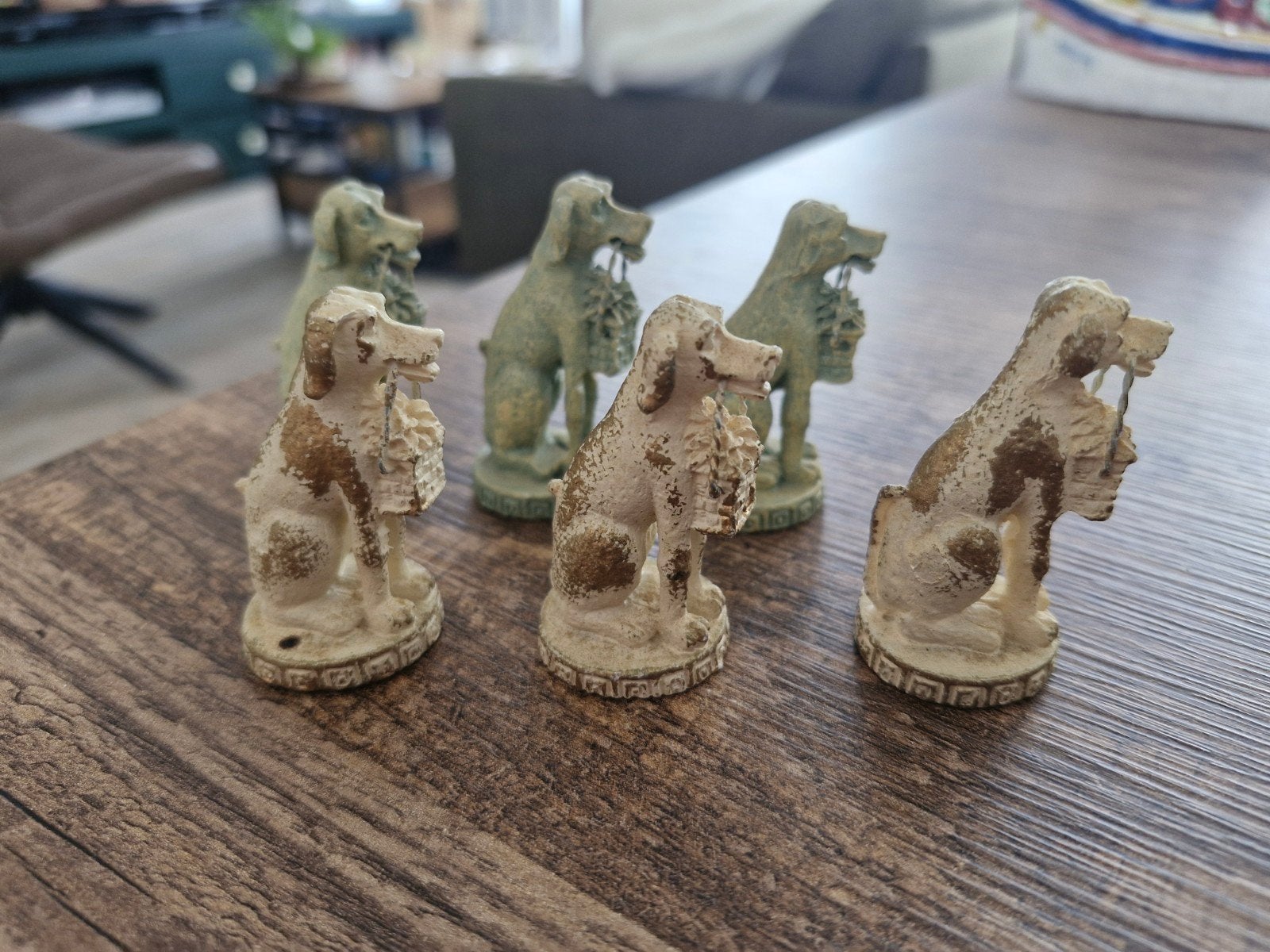 6 honden beeldjes met mandje, Ophalen of Verzenden, Zo goed als nieuw, Dier