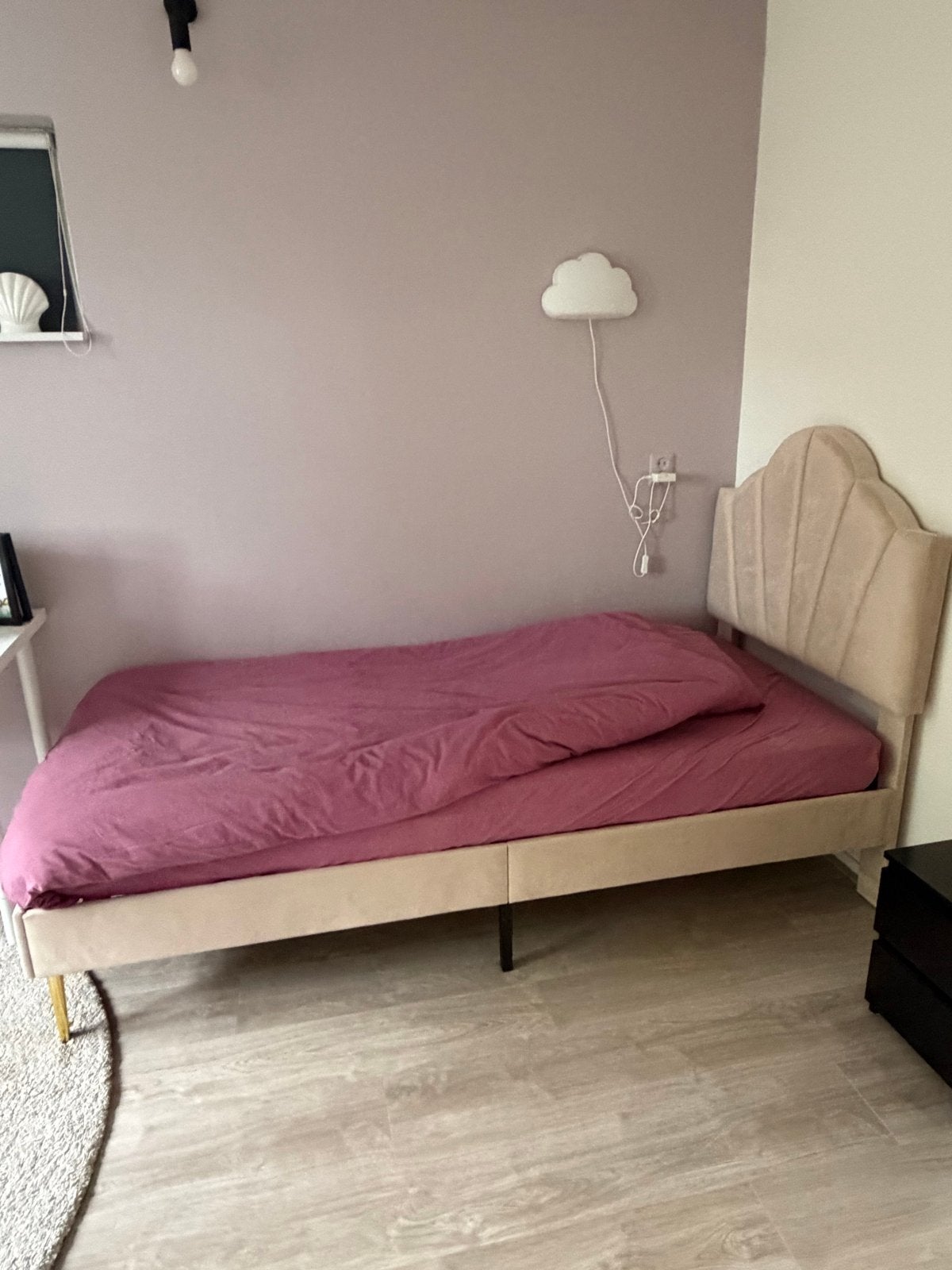 Eenpersoonsbed meidenbed met gestoffeerd hoofdbord schelp, Huis en Inrichting, Ophalen, 90 cm, Eenpersoons, Beige