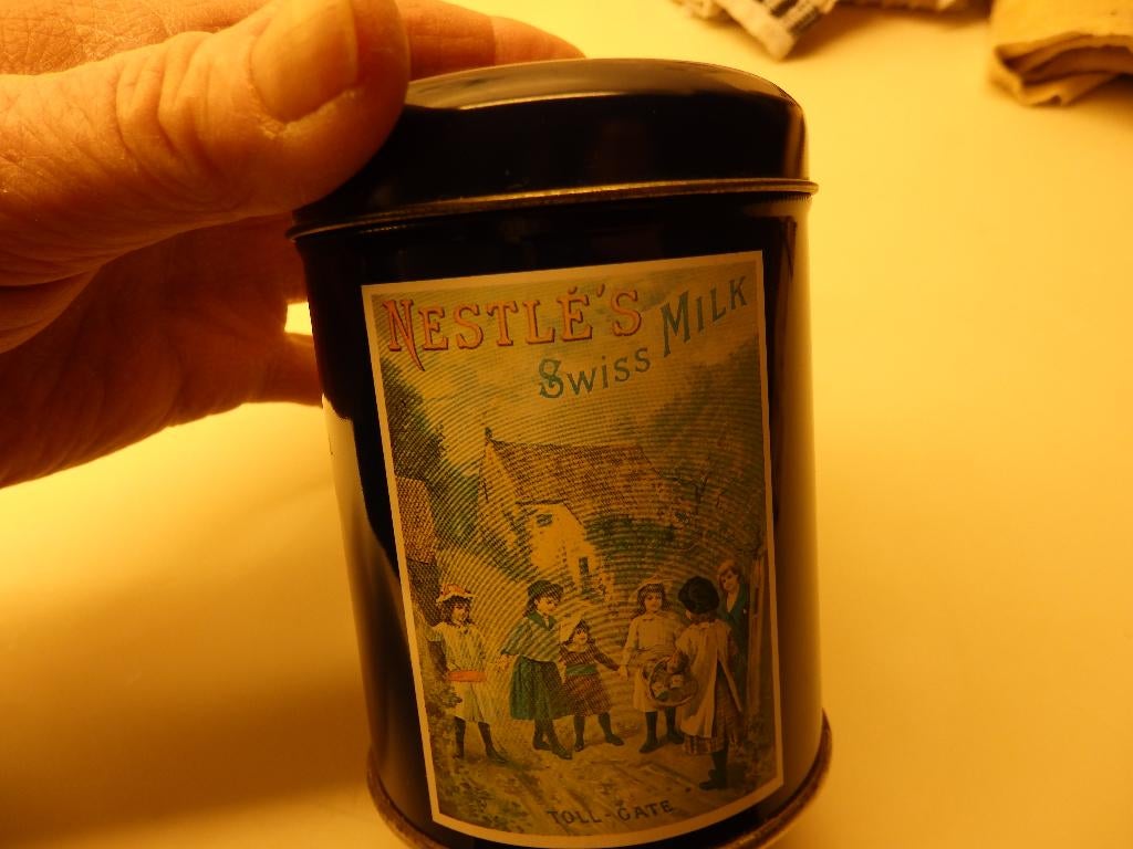 Blikje rond Nestle, Verzamelen, Blikken, Ophalen of Verzenden, Zo goed als nieuw, Overige