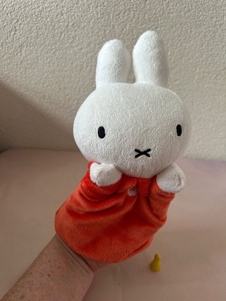 Pluche Nijntje handpop oranje Tiamo Dick Bruna, Konijn, Nijntje, Ophalen of Verzenden, Zo goed als nieuw