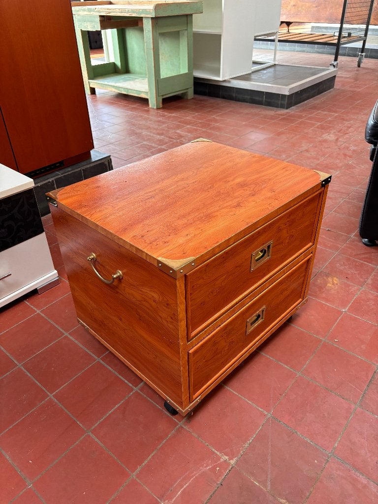 HOUTEN LADEKAST OP WIELEN MET MESSING BESLAG, Ophalen, Gebruikt, Overige materialen, 1 of 2 laden