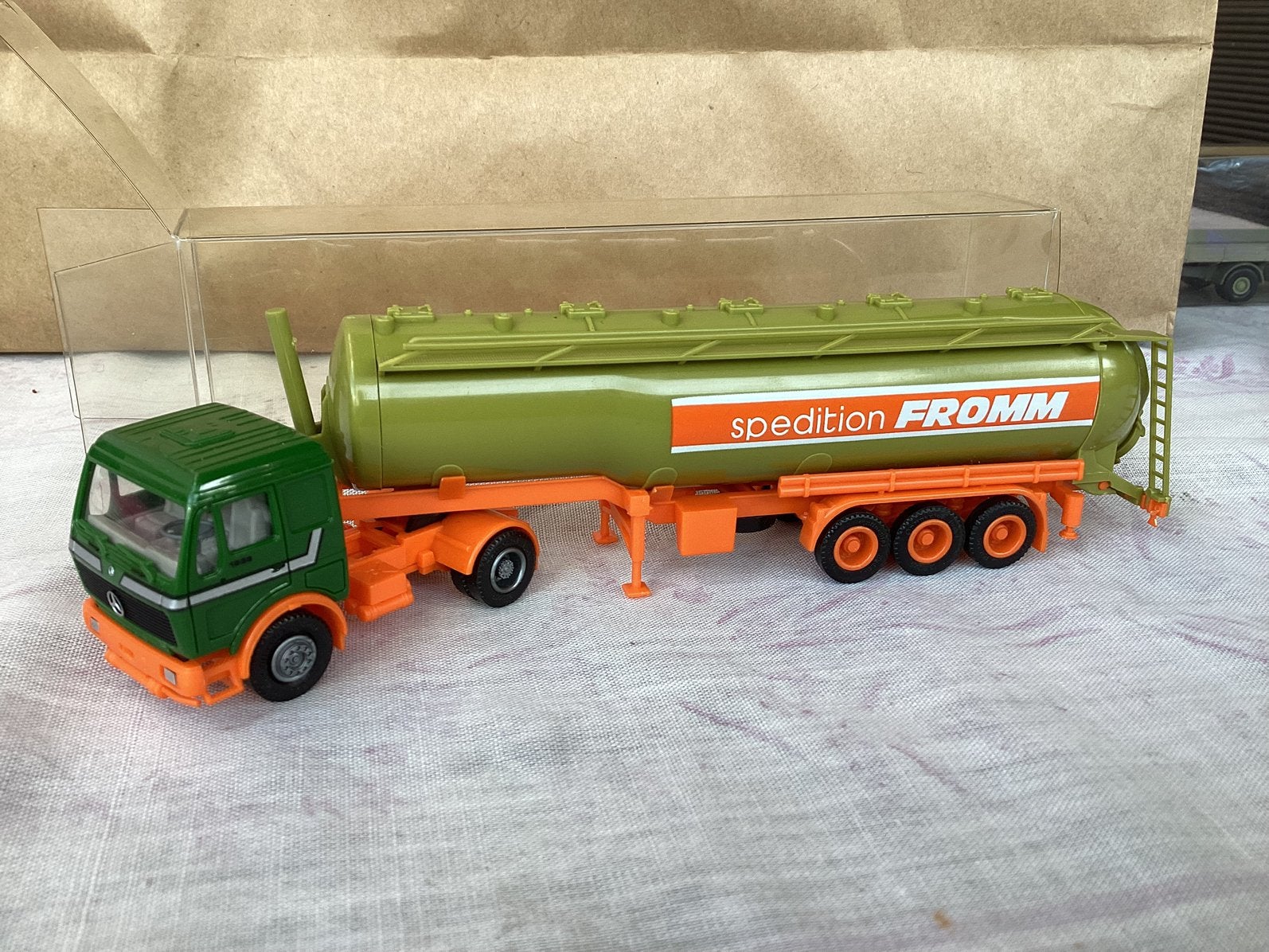 Mercedes-Benz met bulktrailer. 1:87, Ophalen of Verzenden, Zo goed als nieuw, Bus of Vrachtwagen, Herpa
