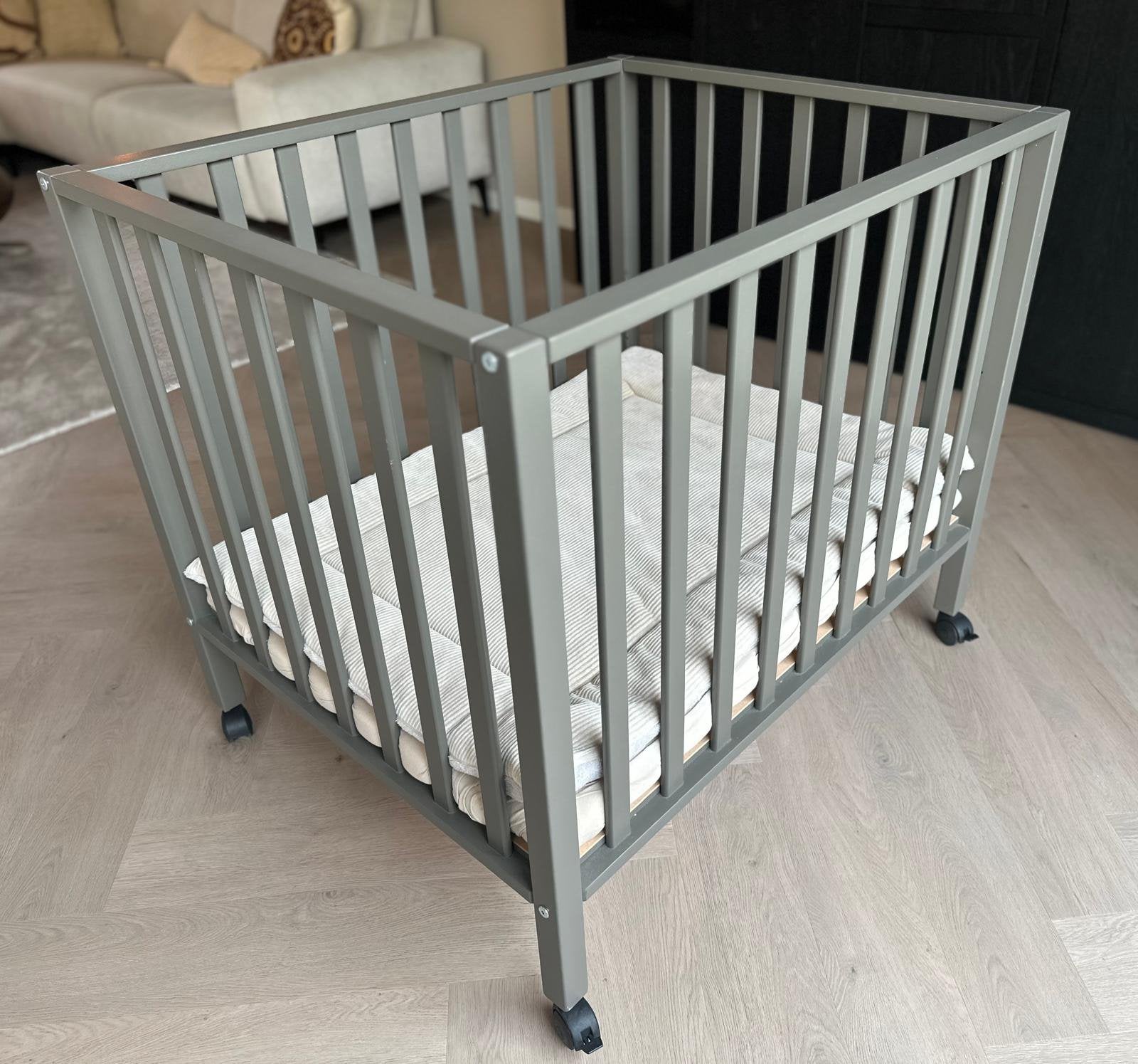 Box Amy Taupe met Boxmatras en Boxkleed - Babyplanet, Kinderen en Baby's, Ophalen, Gebruikt