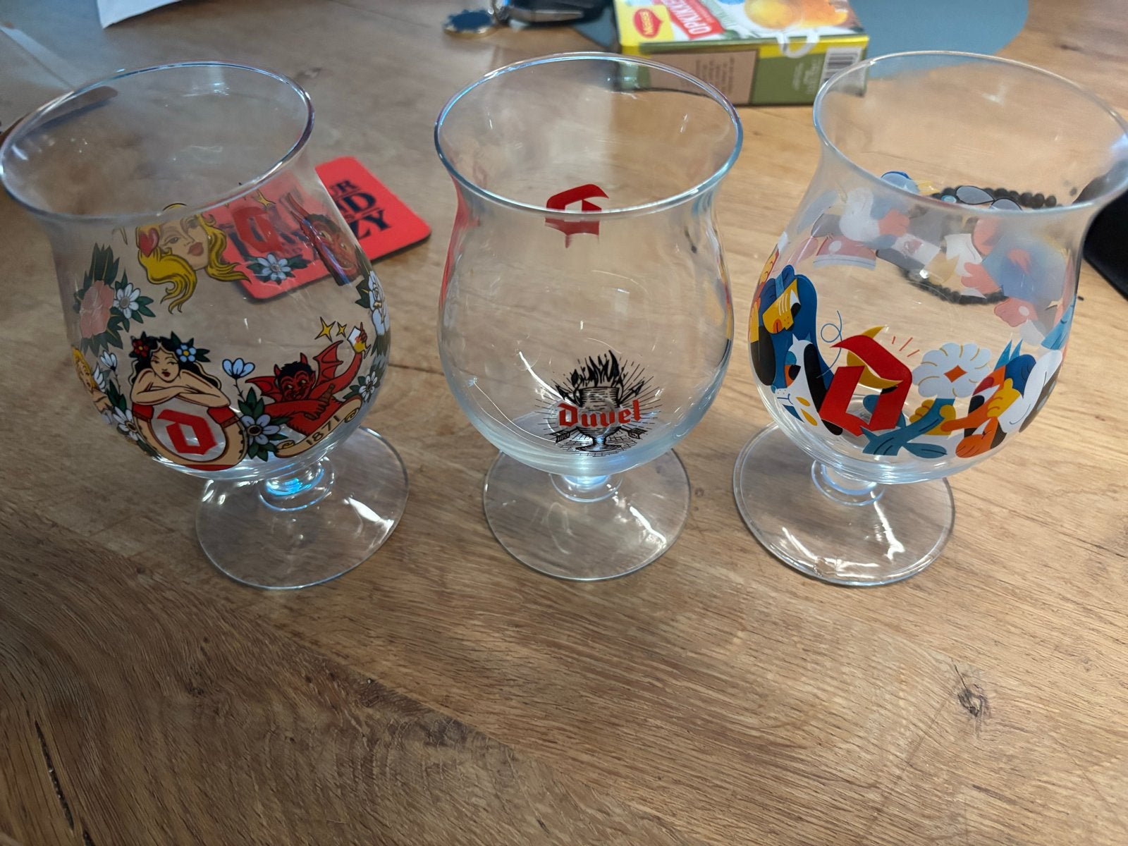 Set Duvel Limited Edition Bierglazen - 1 met kleine beschadi, Ophalen of Verzenden, Meerkleurig, Overige merken, Glas