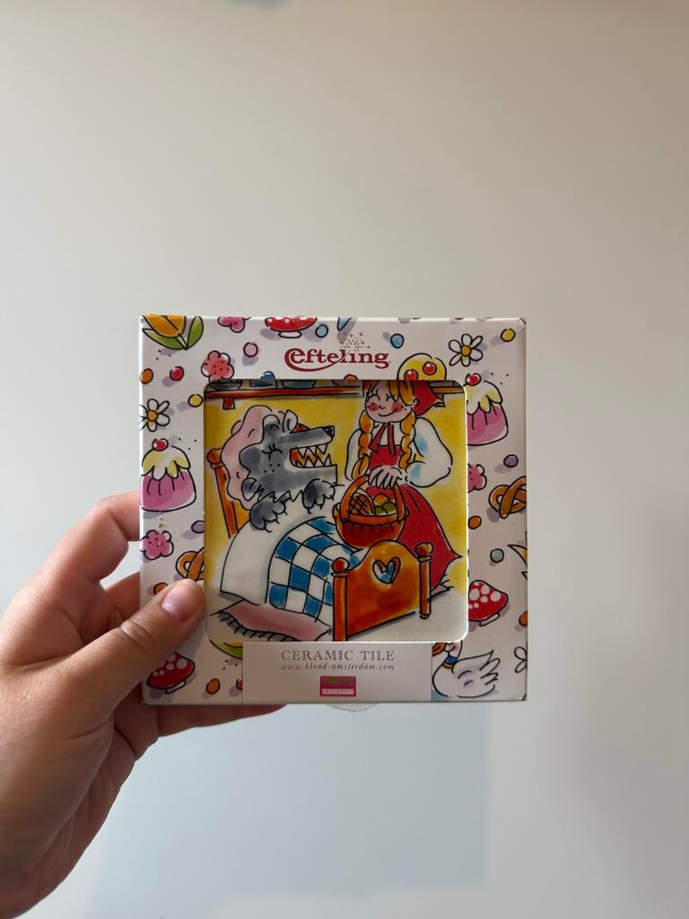 Efteling Keramiek Tegeltje Roodkapje en de Wolf 13cm, Verzamelen, Efteling, Ophalen of Verzenden, Nieuw, Gebruiksvoorwerp