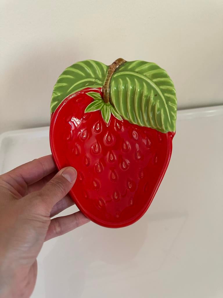 Aardbeien schaaltje van keramiek - Japan, Gebruikt, Porselein of Keramiek, Schaal, Ophalen of Verzenden