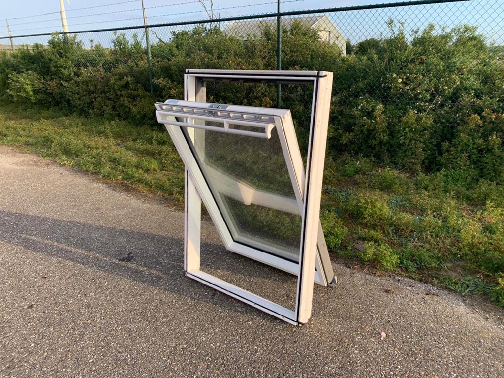 4x GGU MK08 KUNSTSTOF VELUX DAKRAAM 78x140 HR++ 0070, Doe-het-zelf en Verbouw, Dakpannen en Dakbedekking, Ophalen, Kunststof, Zwart