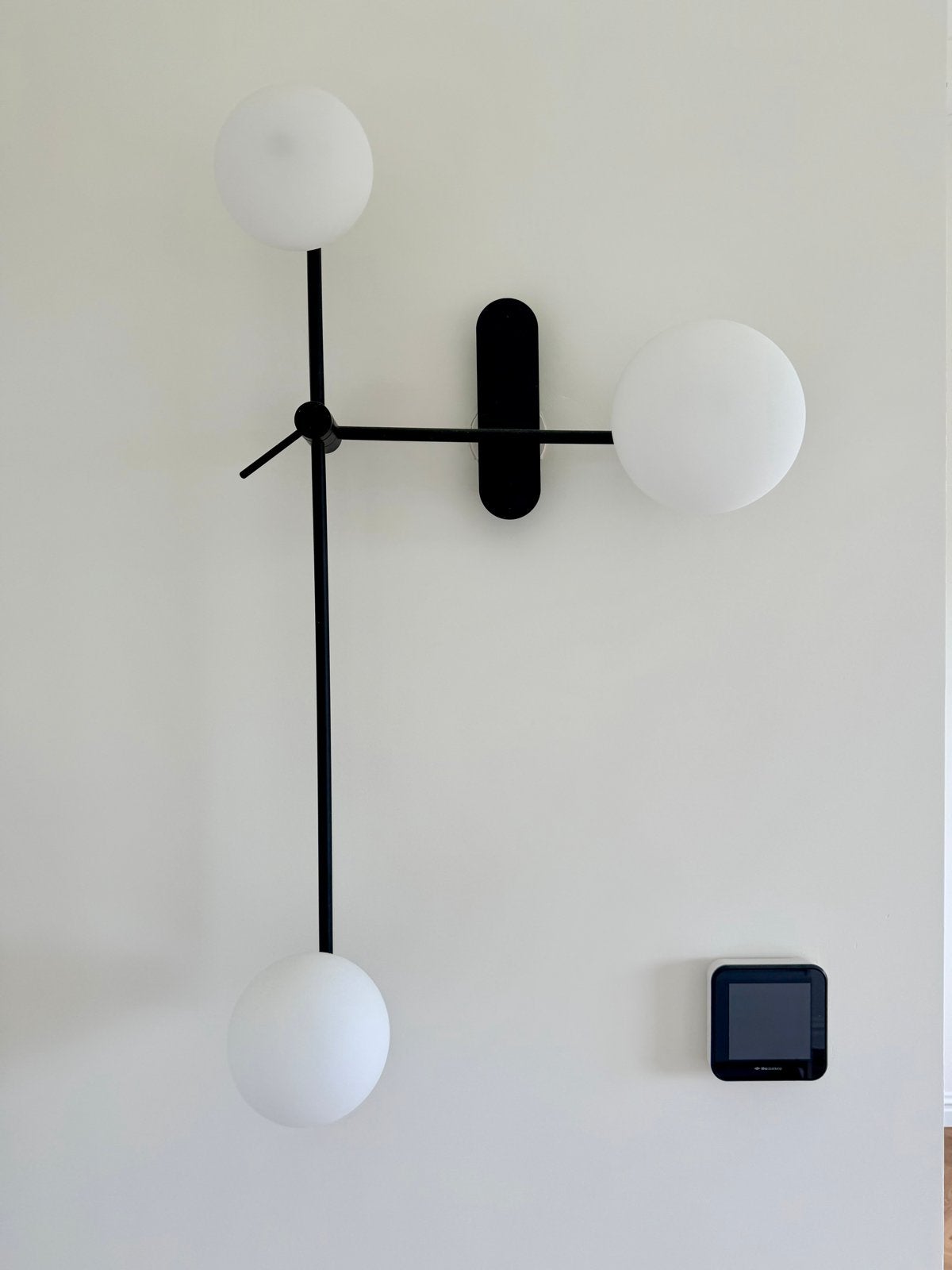 Moderne wandlamp met 3 glazen bollen - Zwart en Wit, Ophalen of Verzenden, Zo goed als nieuw, Metaal
