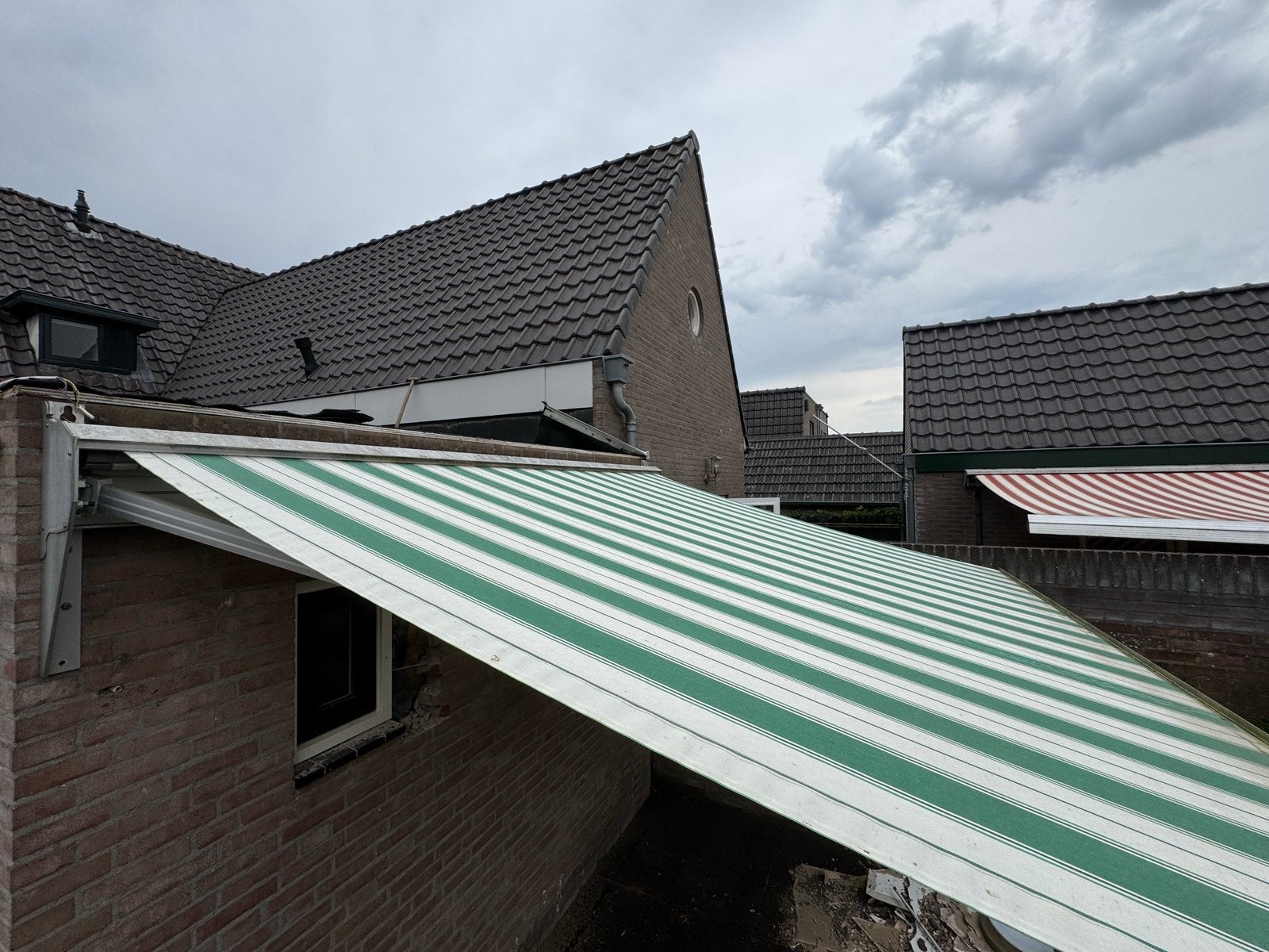 Zonnescherm 3.16,5m breed – elektrisch – werkt goed, Ophalen, Elektrisch, Zo goed als nieuw, 150 tot 300 cm