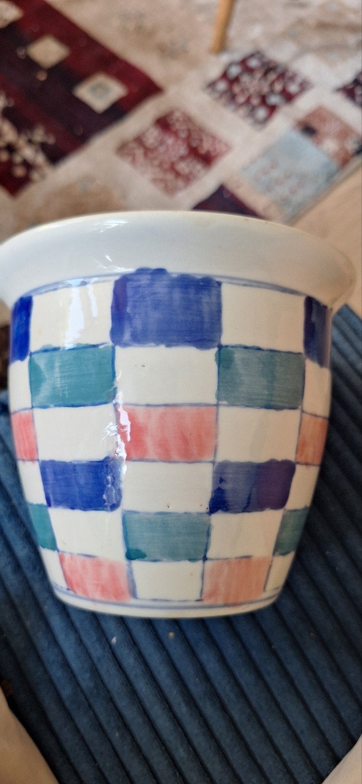 Mooie bloempot met kleurrijk geblokt patroon, Ophalen, Gebruikt, Rond, Binnen