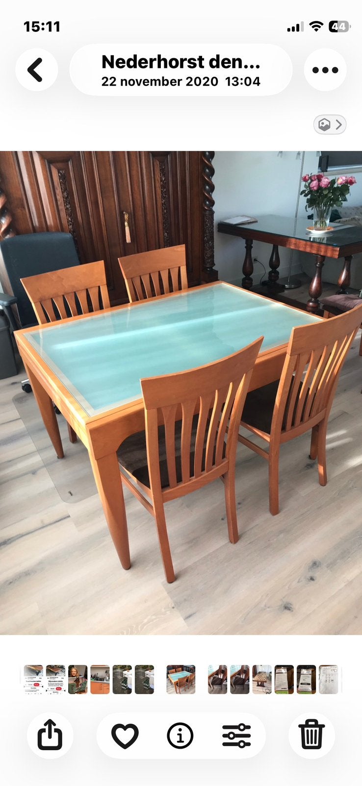 Uitschuifbare eettafel, kersenhout met matglas plus stoelen