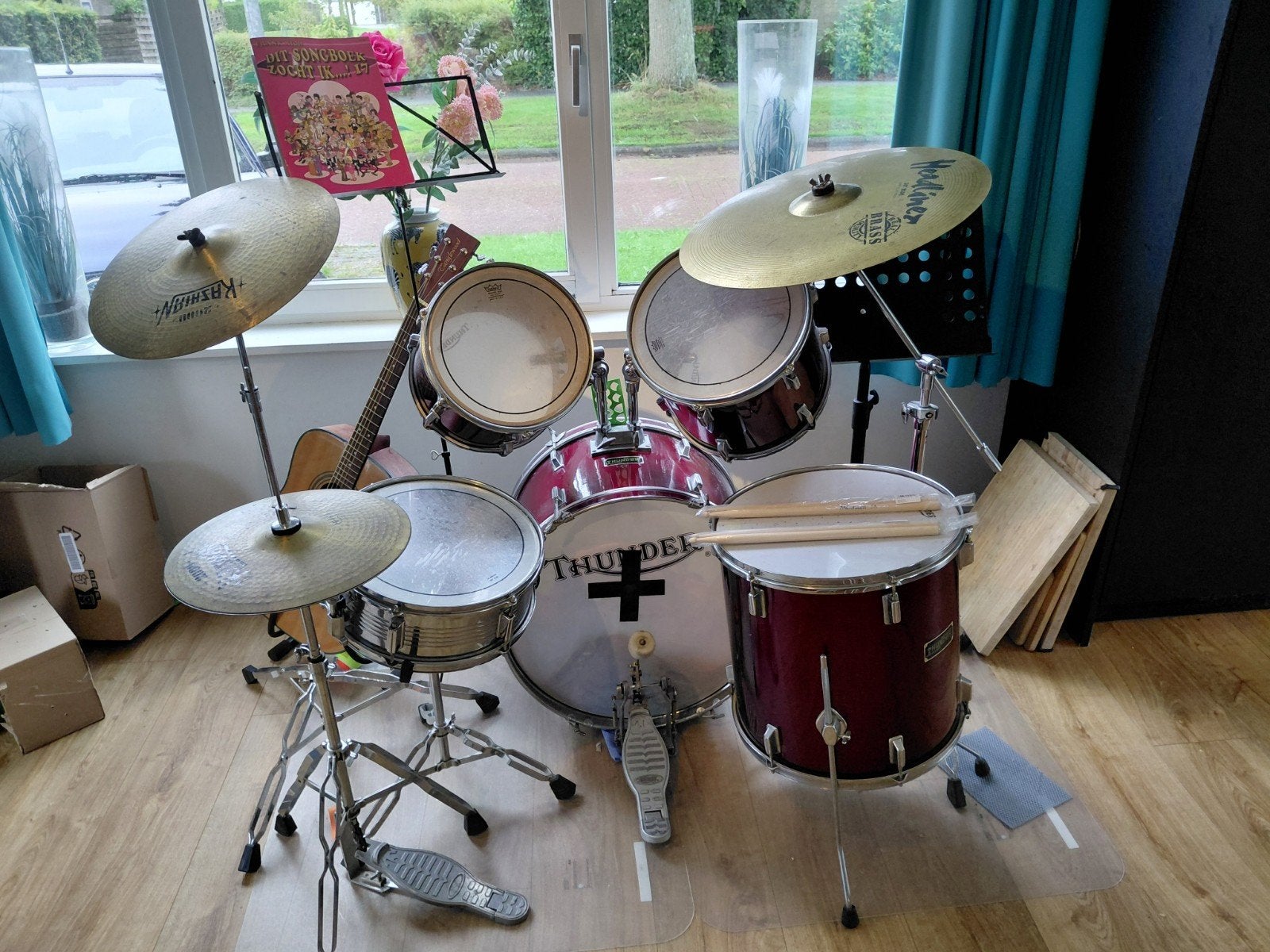 Thunder Drumstel met 2 sets drumstokken en muziekstandaard