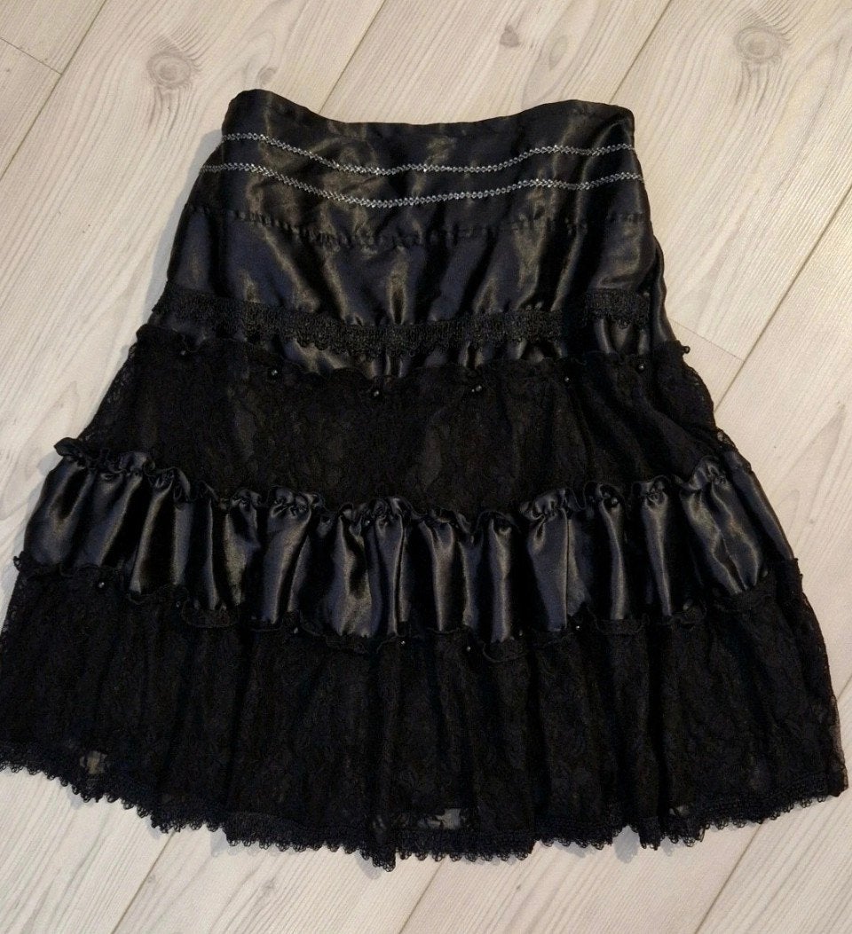 Toffe goth emo rock lace black Pearl Rok M 38-42, Verzenden, Nieuw, Zwart, Onder de knie
