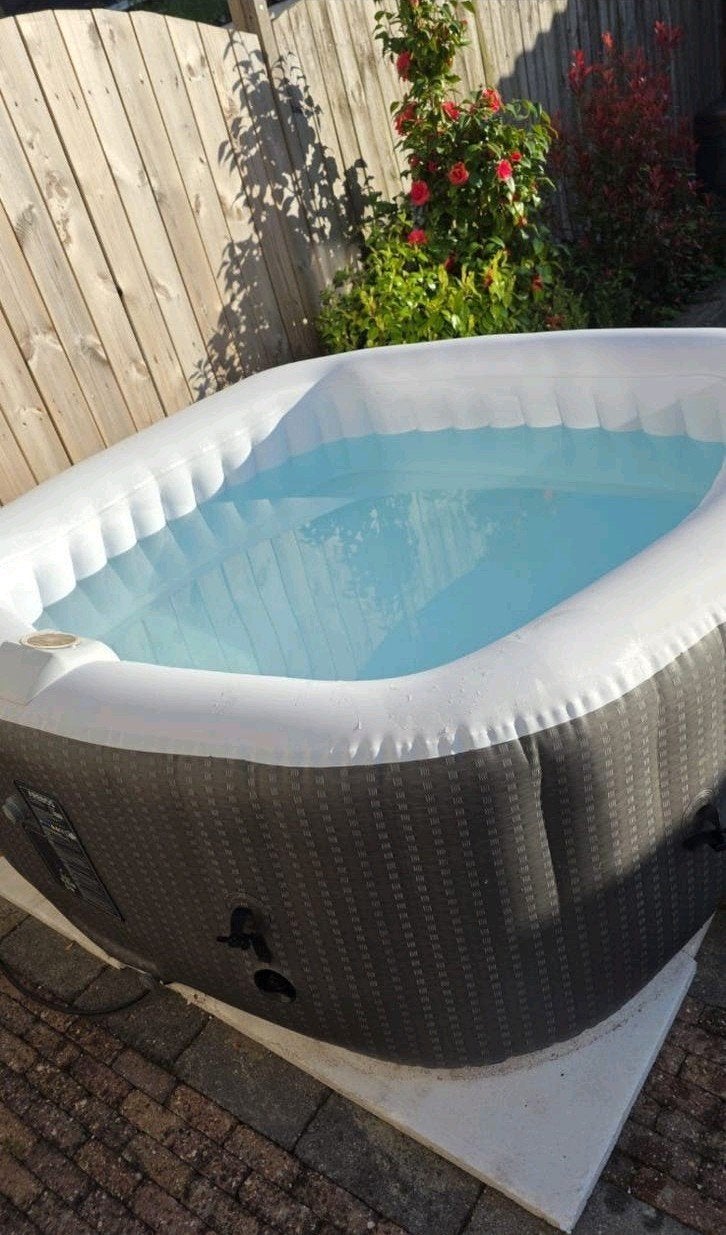 Arebos Florence Opblaasbare Jacuzzi met Afdekzeil, Ophalen, Opblaasbaar, Zo goed als nieuw, Afdekzeil