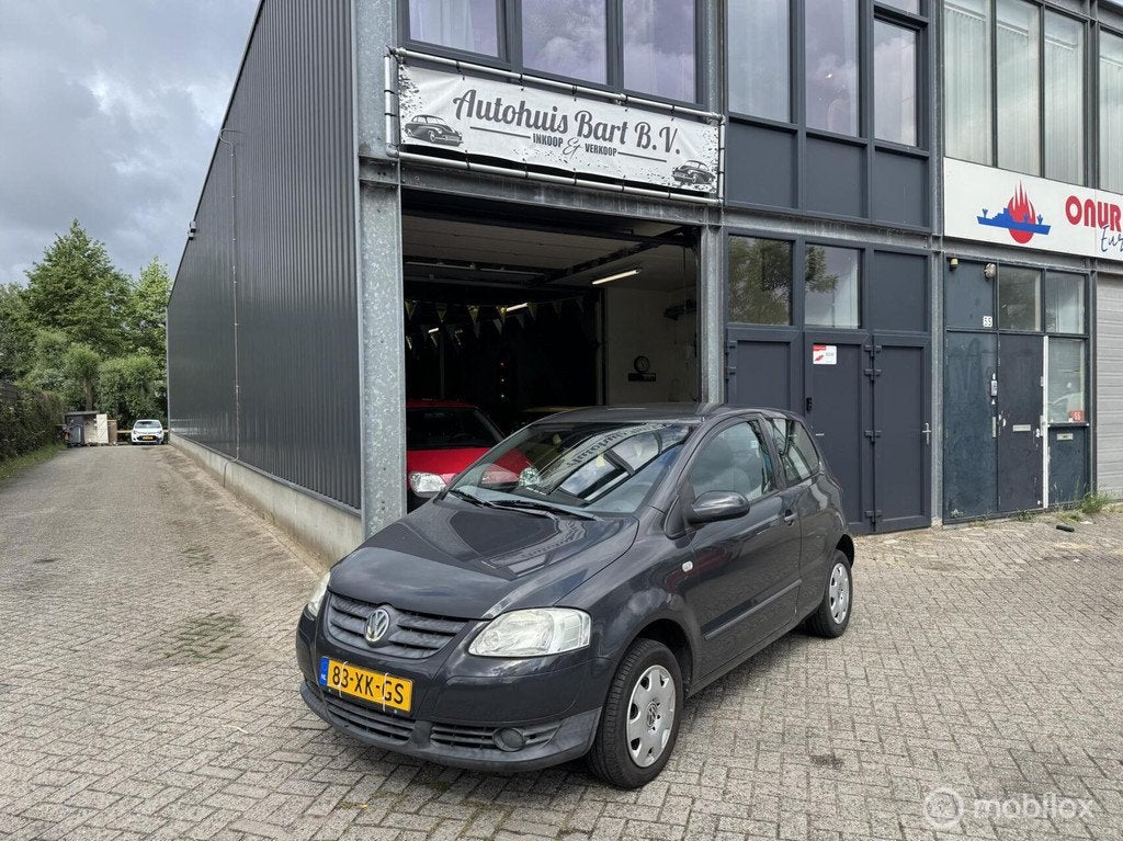 Volkswagen Fox 1.2 Trendline Stuurbekrachtiging! Nieuwe APK!, Auto's, Volkswagen, Voorwielaandrijving, Stof, Zwart, 4 stoelen